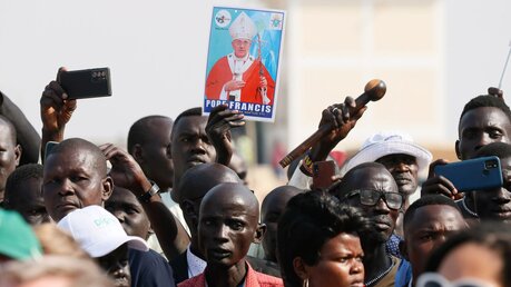 Menschen bei der Ankunft von Papst Franziskus im Südsudan / © Paul Haring/CNS photo (KNA)