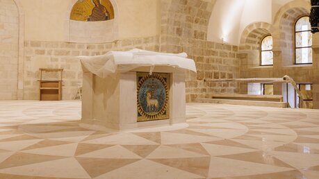 Neuer Steinaltar in der Abteikirche der Benediktinerabtei Dormitio in Jerusalem / © Andrea Krogmann (KNA)