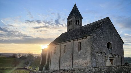 Romanische Dorfkirche bei Sonnenaufgang in Mazille, Frankreich  / © Alexander Brüggemann (KNA)