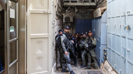 Einsatzkräfte der Polizei in der Altstadt von Jerusalem (Israel) an Karfreitag am 7. April 2023 / © Andrea Krogmann (KNA)