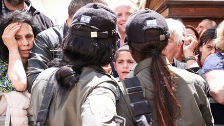 Israelische Sicherheitskräfte an einer Absperrung vor wartenden orthodoxen Christen und Pilgern / © Andrea Krogmann (KNA)
