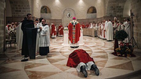 Nikodemus Schnabel (m. liegend), Abt der Benediktinerabtei Dormitio, empfängt die Abtsbenediktion / © Afif Amireh (KNA)