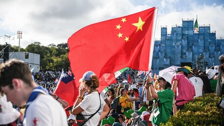 Chinesische Fahne / © Julia Steinbrecht (KNA)