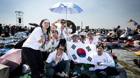 Jugendliche mit der Fahne von Südkorea beim Weltjugendtag / © Cristian Gennari/Romano Siciliani (KNA)