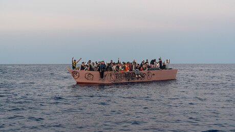 Überfülltes Flüchtlingsboot auf dem Mittelmeer / © Francesco Pistilli/Emergency.it (KNA)