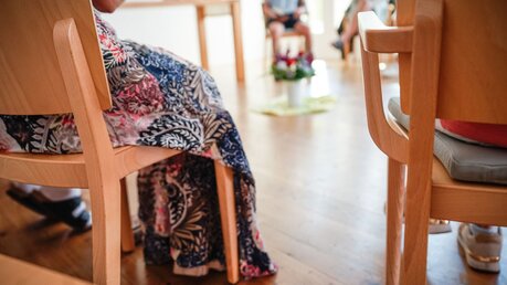 Teilnehmer sitzen im Stuhlkreis während eines Gottesdienstes im Raum der Stille der Psychiatrischen Universitätsklinik in Zürich / © Magdalena Thiele (KNA)