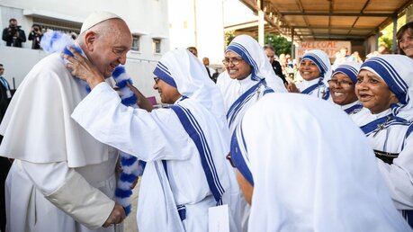 Ordensfrauen der Missionarinnen der Nächstenliebe begrüßen Papst Franziskus / © Vatican Media/Romano Siciliani (KNA)