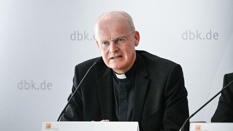 Bischof Franz-Josef Overbeck / © Julia Steinbrecht (KNA)