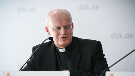 Bischof Franz-Josef Overbeck / © Julia Steinbrecht (KNA)
