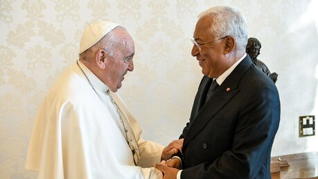 Papst Franziskus begrüßt Antonio Costa, Premierminister von Portugal / © Romano Siciliani (KNA)