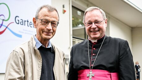 Frère Alois Löser und Bischof Georg Bätzing / © Anne Ackermann (KNA)