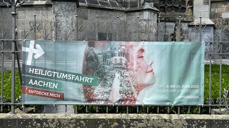 Heiligtumsfahrt Aachen 2023, Plakat vor dem Dom / © Tim Helssen (DR)