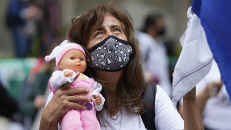 Eine Abtreibungsgegnerin hält eine Puppe während einer Demonstration in den Händen / © Fernando Vergara (dpa)