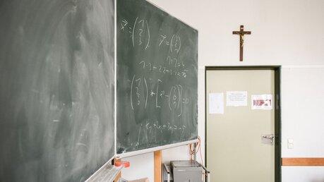 Ein Kreuz in einem Klassenzimmer / © Julia Steinbrecht (KNA)