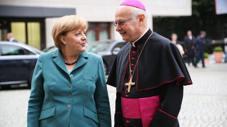 Bundeskanzlerin Angela Merkel und Erzbischof Robert Zollitsch am 2. September 2013 in Berlin / © Markus Nowak (KNA)