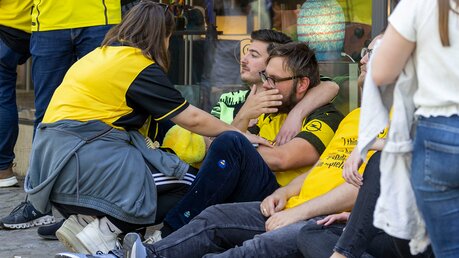 Enttäuschte BVB-Fans in der Innenstadt nach der verpassten Meisterschaft. / © Christoph Reichwein (dpa)