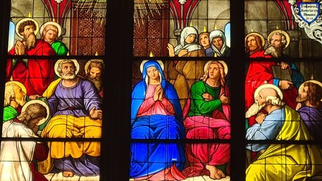 Die Gottesmutter Maria, umgeben von den Aposteln im sog. Bayernfenster des Kölner Dom (DR)