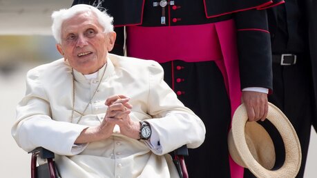 Traunsteiner Komission sieht bei Benedikt XVI. keinen Handlungsbedarf / © Sven Hoppe/dpa/Pool (dpa)
