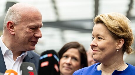 Bilden in Berlin eine Koalition: Kai Wegner (CDU) und Franziska Giffey (SPD) / © Fabian Sommer (dpa)