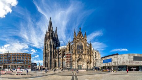 Blick auf den Kölner Dom, die Domplatte und das Römisch-Germanische Museum / © Sina Ettmer Photography (shutterstock)