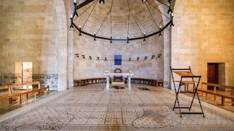 Innenansicht der Brotvermehrungskirche des Benediktinerklosters Tabgha / © Andrea Krogmann (KNA)