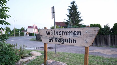 Raguhn-Jeßnitz: Am Ortsteingang steht ein Schild mit der Aufschrift Willkommen in Raguhn / © Sebastian Willnow (dpa)