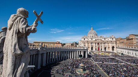 
Menschen versammeln sich auf dem Petersplatz, während Papst Franziskus das Ostermontagsgebet "Regina Caeli" spricht / © Stefano Costantino (dpa)