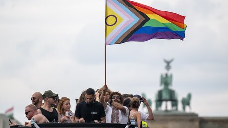 Christopher Street Day Berlin mit einer Regenbogenflagge vor dem Brandenburgertor  / © Hannes P. Albert (dpa)
