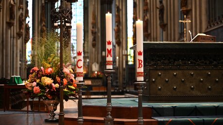 Drei Kerzen für die Heiligen Drei Könige beim Pontifikalamt zur Feier der Weihe der Kölner Domkirche im Kölner Dom / © Beatrice Tomasetti (DR)