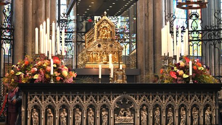 Blick auf den Dreikönigenschrein beim Pontifikalamt zur Feier der Weihe der Kölner Domkirche im Kölner Dom / © Beatrice Tomasetti (DR)