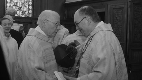 Dompropst em. Gerd Bachner (r.) gratuliert Prälat Peter Schnell (l.) 2019 zu dessen 65. Priesterjubiläum / © Beatrice Tomasetti (MHDK)