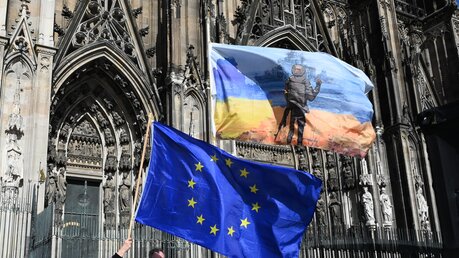 Kundgebung für die Ukraine auf dem Kölner Roncalliplatz 