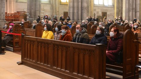 Gemeinde während des Friedensgebets in den Bänken des Kölner Domes / © Beatrice Tomasetti (DR)