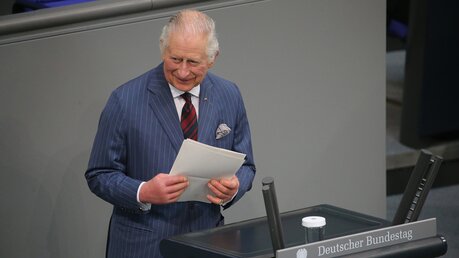 König Charles III. von Großbritannien spricht am zweiten Tag seiner Deutschlandreise im Bundestag.  / © Wolfgang Komm (dpa)