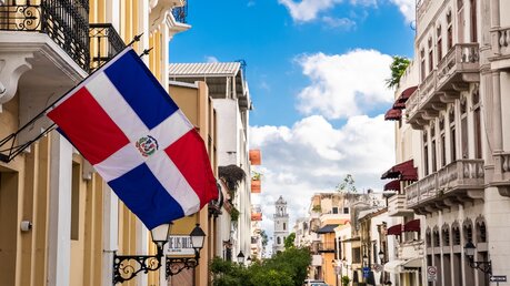 Flagge der Dominikanischen Republik an der Wand eines Gebäudes in der Kolonialzone / © onapalmtree (shutterstock)