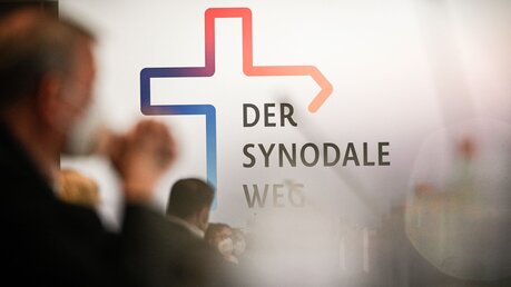Teilnehmer bei der dritten Synodalversammlung in Frankfurt