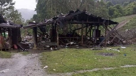  Verbrannte Hütten nach einem Luftangriff in Myanmar.