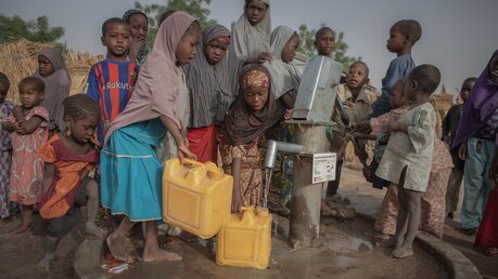 In Nigeria versorgt Malteser International Geflüchtete unter anderem mit sauberem Trinkwasser / © Emily Kinskey (Malteser International)