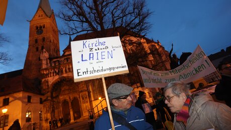 Proteste beim Eröffnungsgottesdienst der Bischofsvollversammlung im Augsburger Dom (dpa)