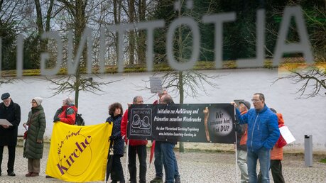 Demonstration anlässlich der Lesung von Georg Gänswein in Altötting / © Peter Kneffel (dpa)
