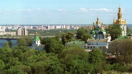 Blick über den Dnjepr auf die Trabanten-Städte von Kiev und auf die Höhlenklosteranlage Kyivo-Petscherska-Lawra, einen der bedeutendsten Heiligtümer der Orthodoxie in der Ukraine. / © KNA-Bild (KNA)