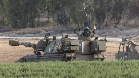 Israelische Artillerie geht am zweiten Tag des Konflikts zwischen Israel und der militanten Palästinensergruppe Hamas an der Grenze zum Gazastreifen in Stellung / © Ilia Yefimovich (dpa)