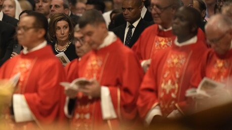 Nancy Pelosi, Sprecherin des US-Repräsentantenhauses, in der Messe am Hochfest Petrus und Paulus  / © Alessandra Tarantino (dpa)