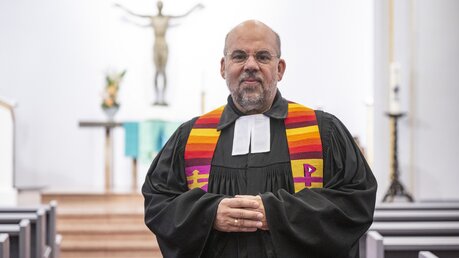 Pastor Nulf Schade-James steht in der Kirche der Evangelischen Friedensgemeinde im Frankfurter Stadtteil Gallus. / © Boris Roessler (dpa)