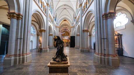 Blick ins Bonner Münster noch ohne Bänke nach der Renovierung / © Westhoff (Katholisches Stadtdekanat Bonn)