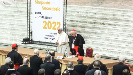 Papst Franziskus (l.) und Kardinal Marc Armand Ouellet (r.) bei der Eröffnung des internationalen Symposiums "Für eine Fundamentaltheologie des Priestertums"  / © Stefano Dal Pozzolo/Romano Siciliani (KNA)