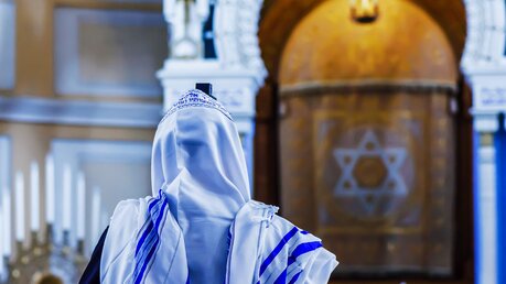 Ein Jude betet in der Synagoge / © TaliV (shutterstock)