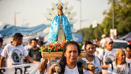 Eine Frau trägt die Heiligenfigur: Nuestra Senora de Lujan (Jungfrau von Lujan) während einer Prozession. / © Mariano Campetella (KNA)