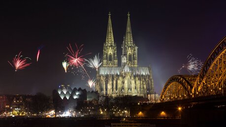 Feuerwerk am Kölner Dom zum Jahreswechsel / © Shchipkova Elena (shutterstock)