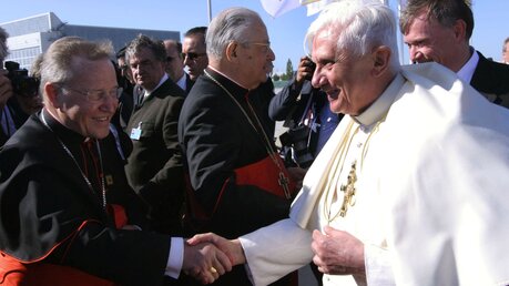 Papst Benedikt und Walter Kardinal Kasper (links) begegnen sich 2006 beim Deutschland-Besuch des Papstes. (KNA)